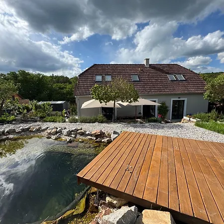 Private House With Garden بيت للعطل *